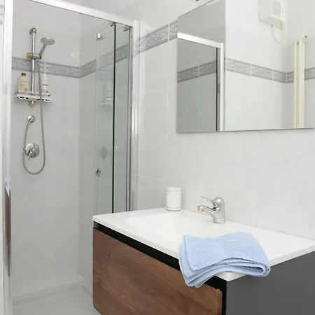Apartment La Verbena A Fianco Del Vittoriale, Vista Piscina, 10 Minuti A Piedi Dal Lungo